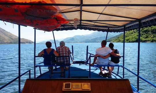 Location de bateaux à moteur pour 40 personnes à Virpazar, Monténégro