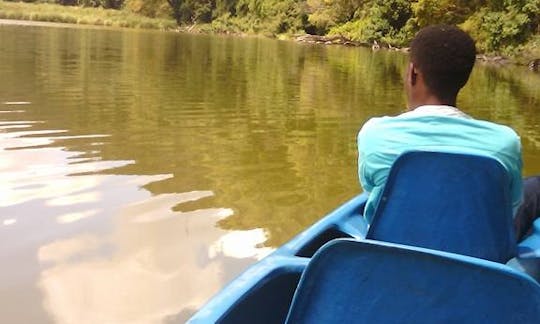 アルーシャ地方のダルティ湖でのカヌーサファリツアー