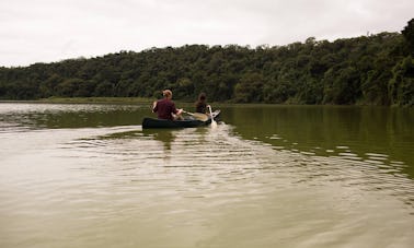 Passeio de safári de canoa no Lago Duluti na região de Arusha