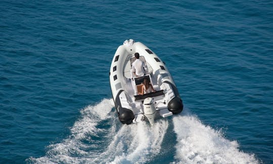 ザダルのクネザブラニミラ海岸でのラニエリケイマン 21s RIBレンタル