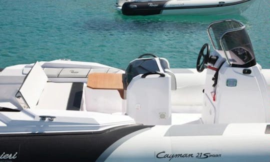 ザダルのクネザブラニミラ海岸でのラニエリケイマン 21s RIBレンタル