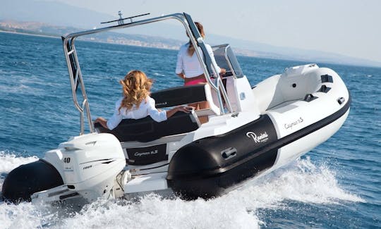 ザダルのクネザブラニミラ海岸でのラニエリケイマン 21s RIBレンタル