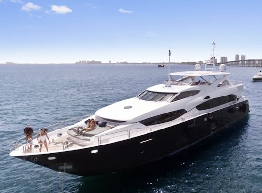 Super yacht SUNSEEKER 120 à Cancún. L'équipage du Super Yacht
