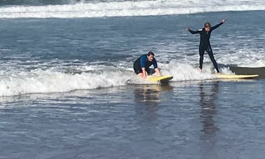 Grande aventura de surf na praia de Aglou, Marrocos