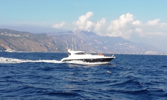 Alquiler de yate a motor Gianetti HT de 50 pies en Sorrento