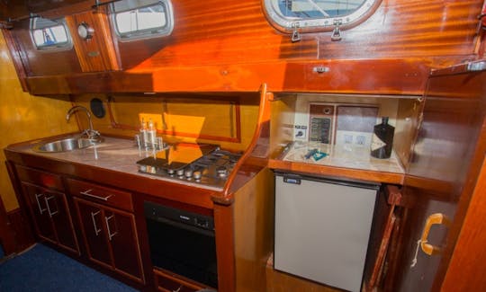 Disfrute de lo mejor de la Riviera Adriática en este hermoso barco desde Split, Croacia