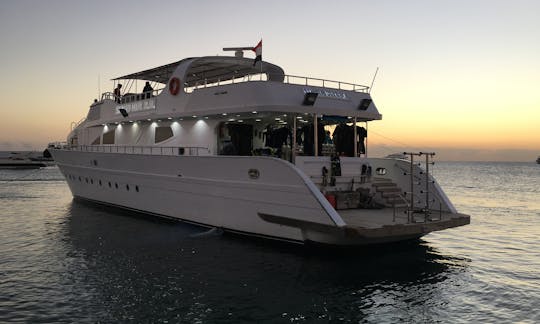 Yacht à moteur de luxe dans la mer Rouge