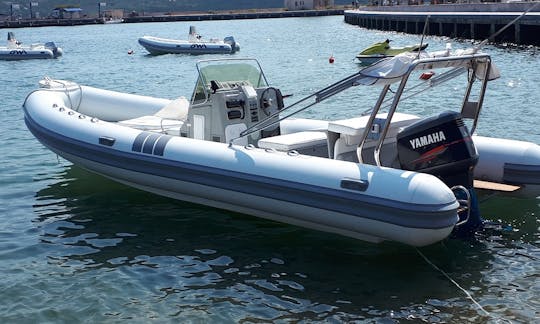 Clubman 24 RIB para 16 personas disponible para alquilar en Cannigione, Italia