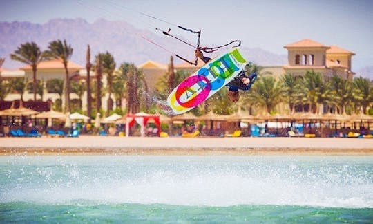 Adquira habilidades de kitesurf! Reserve aulas particulares com um instrutor profissional na província do Sinai do Sul, Egito