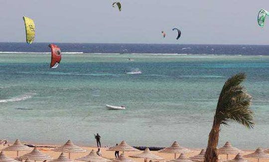 Adquira habilidades de kitesurf! Reserve aulas particulares com um instrutor profissional na província do Sinai do Sul, Egito
