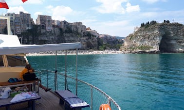 Fiesta privada en barco en una lancha a motor Blue Ocean para 62 invitados en Tropea, Italia