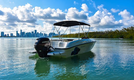 Bayliner e18 Best Location in Miami + Parking included!