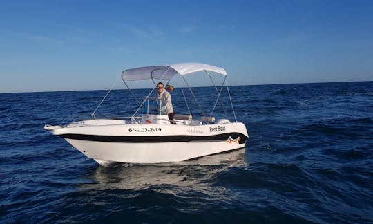 We offer you a boat that does not require a titration, with bimini awning, gps and bathing ladder.

This open boat of modern lines with raised bow, ha