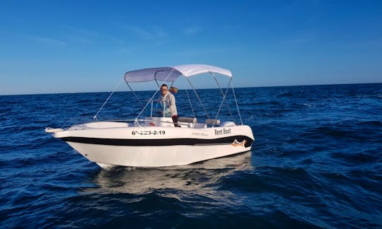 We offer you a boat that does not require a titration, with bimini awning, gps and bathing ladder.

This open boat of modern lines with raised bow, ha
