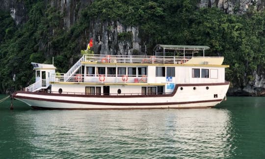 Découvrez les merveilles de la baie d'Halong lors de la croisière Lavender avec 7 cabines