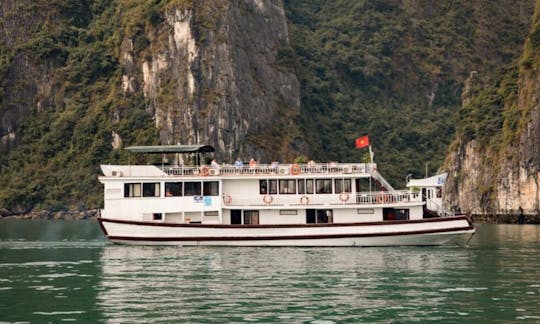 Découvrez les merveilles de la baie d'Halong lors de la croisière Lavender avec 7 cabines