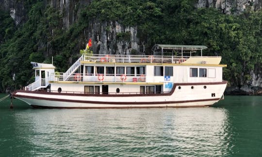 Luxury Cruise in Halong bay On 9 Cabins Passenger Boat