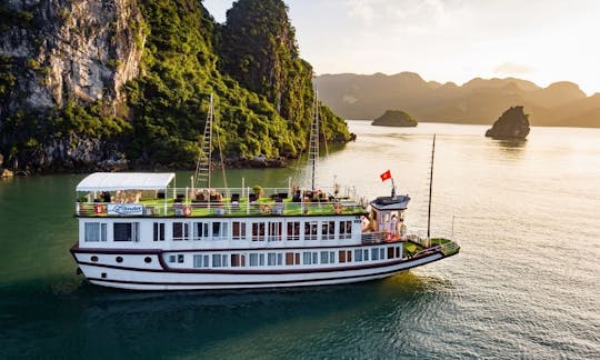 Incroyable croisière Lavender Elegance dans la baie d'Halong, au Vietnam