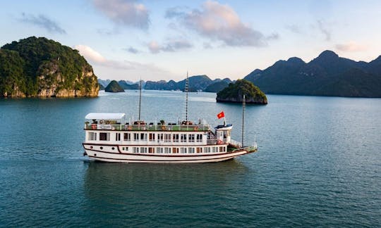 Incroyable croisière Lavender Elegance dans la baie d'Halong, au Vietnam