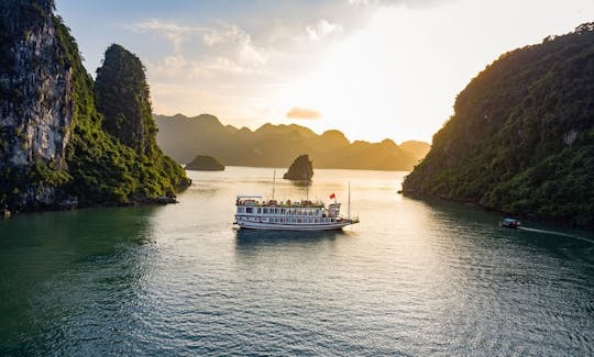 Incroyable croisière Lavender Elegance dans la baie d'Halong, au Vietnam