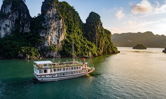 Incroyable croisière Lavender Elegance dans la baie d'Halong, au Vietnam