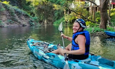 Práctica aventura en kayak en el río Lamtakong, el más cercano al Parque Nacional Khaoyai, distrito de Pak Chong, provincia de Nakhonratchasima, Tailandia