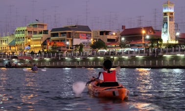 Piragüismo en el río Mae Klong, provincia de Ratchaburi, Tailandia