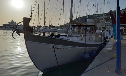 Bateau en bois traditionnel « Argonaftis » fait main