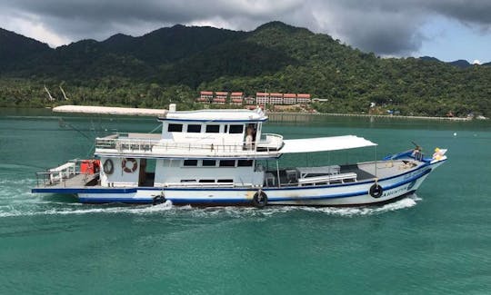 Reserve uma viagem de mergulho com snorkel em uma bela traineira em Ranong para 24 pessoas!