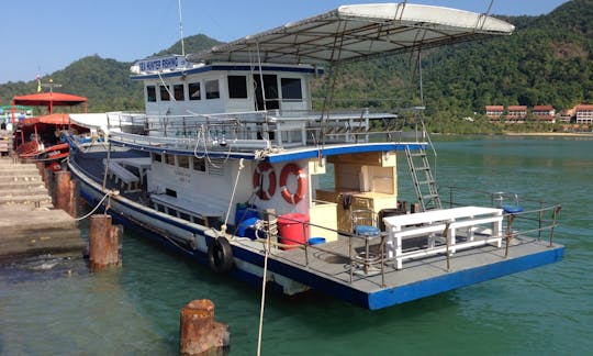 Reserve uma viagem de mergulho com snorkel em uma bela traineira em Ranong para 24 pessoas!