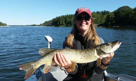 Aventura de pesca no arquipélago de Vaxholm com o console Sea Pro 24 Bay Center