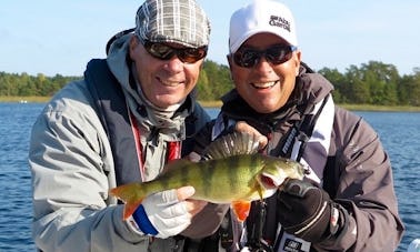 Aventura de pesca en el archipiélago de Vaxholm con la consola central Sea Pro 24 Bay