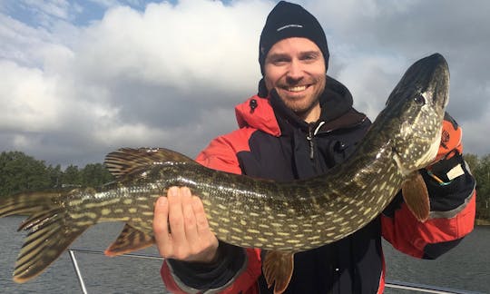 Aventura de pesca no arquipélago de Vaxholm com o console Sea Pro 24 Bay Center