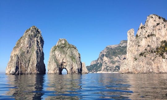 イタリアンランチアモーターボートでのカプリ島へのプライベートボートツアー