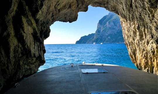 Excursion en bateau privé sur l'île de Capri à bord d'un bateau à moteur italien Lancia