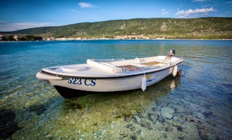 Adria 500 Powerboat with 5 hp Yamaha for 6 People in Cres, Primorsko-goranska županija