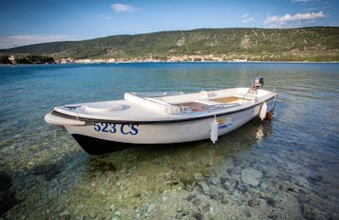 Adria 500 Powerboat with 5 hp Yamaha for 6 People in Cres, Primorsko-goranska županija
