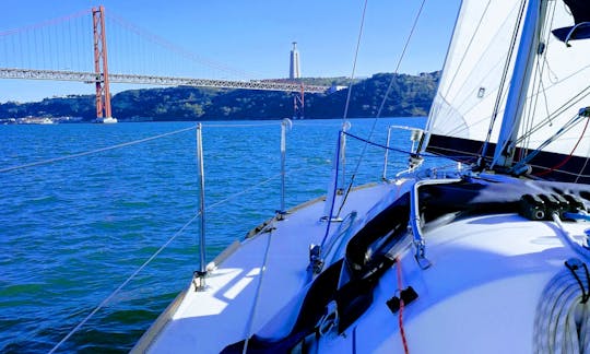 Lisbon Seightseeing Cruising Aboard a 32 ft Cruising Monohull for 6 People