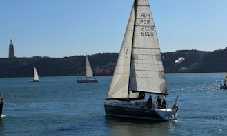 Lisbon Seightseeing Cruising Aboard a 31 ft Cruising Monohull for 6 People