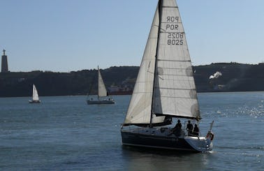 Lisbon Seightseeing Cruising Aboard a 32 ft Cruising Monohull for 6 People