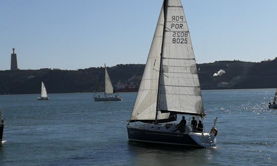 Lisbon Seightseeing Cruising Aboard a 32 ft Cruising Monohull for 6 People