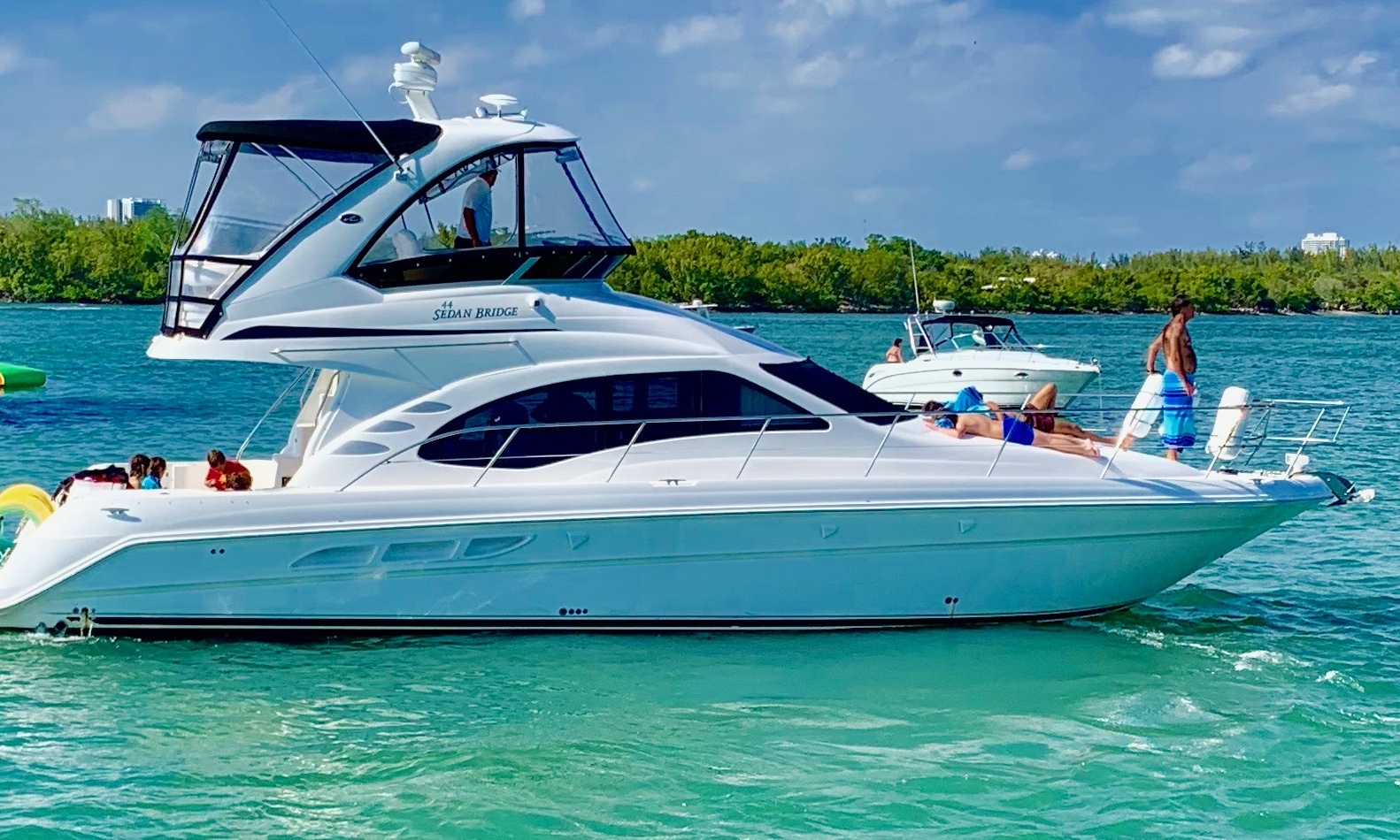 Cruising the Coast: How to Find the Best Boat Rental in Miami Beach
