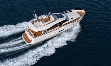 Greenline 48' Hybrid Motor Yacht! Come visit Arrabida Natural Park in our Yacht