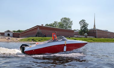 Location de bateau à moteur pour 6 personnes avec capitaine à Saint-Pétersbourg, Russie