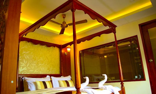 1 Bedroom Luxury Houseboat