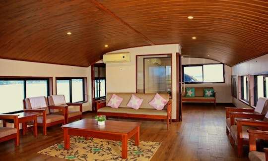 4 Bedroom Luxury Houseboat