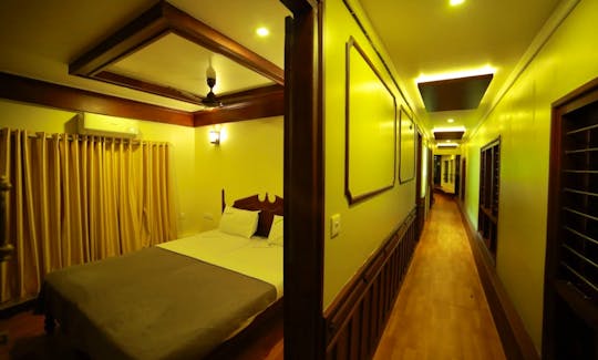 5 Bedroom Deluxe Houseboat Charter in Alappuzha, India