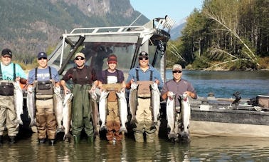 Pesca en lancha motora de 24 pies para ríos costeros en Kitimat B.C. y el canal Douglas