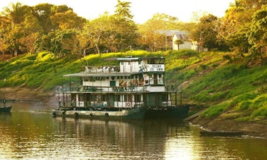 Cruzeiro amazônico a bordo do barco do rio Queen of Enin saindo de Trinidad, Bolívia