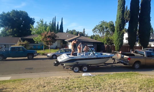 Marlin Bowrider Boat Rental in Fair Oaks for 8 Person!